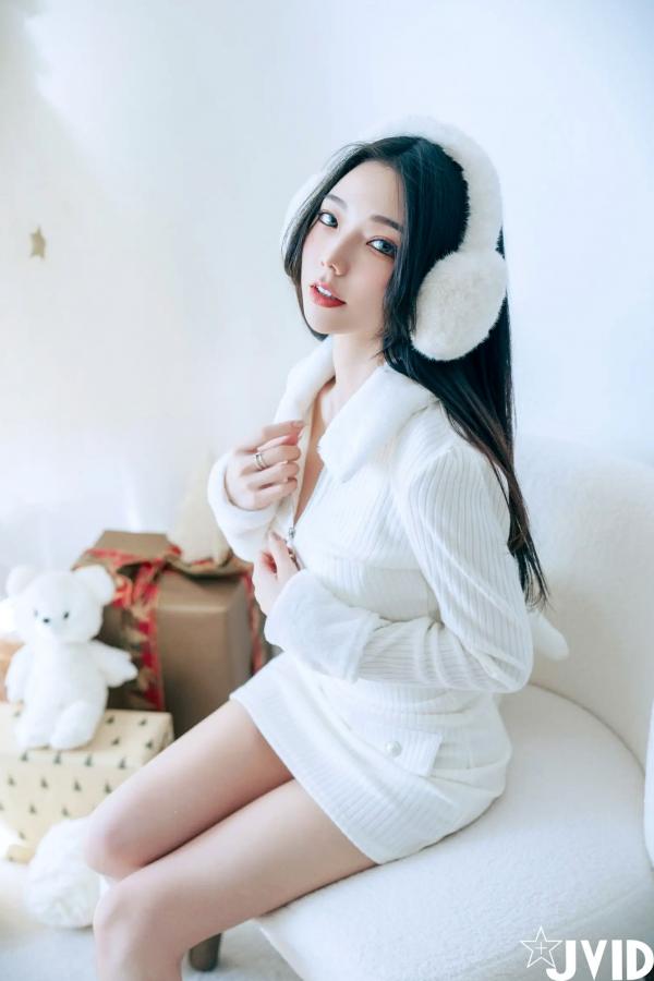    [JVID] 啾啾 - 純白性感圣诞私房写真 纯欲深V美胸甜美诱惑第61张图片