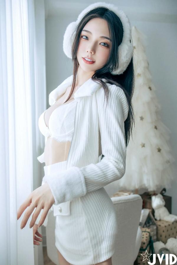    [JVID] 啾啾 - 純白性感圣诞私房写真 纯欲深V美胸甜美诱惑第63张图片