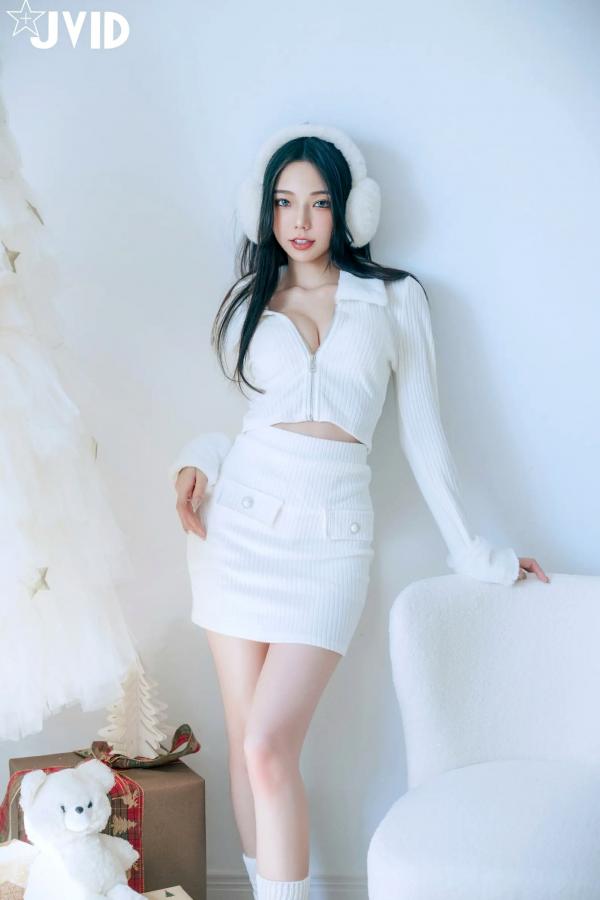    [JVID] 啾啾 - 純白性感圣诞私房写真 纯欲深V美胸甜美诱惑第64张图片