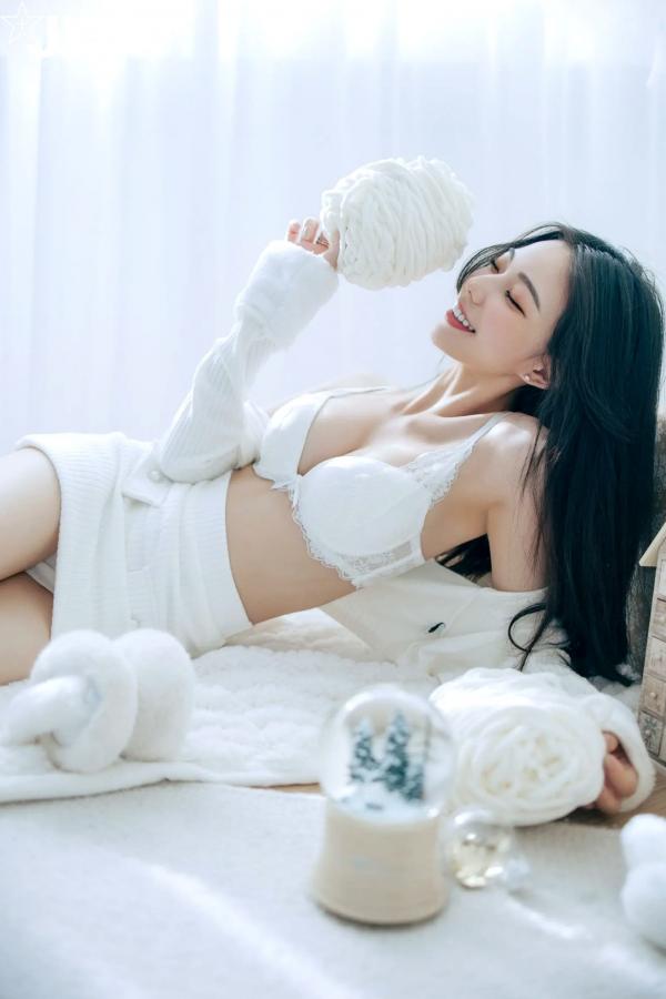    [JVID] 啾啾 - 純白性感圣诞私房写真 纯欲深V美胸甜美诱惑第70张图片