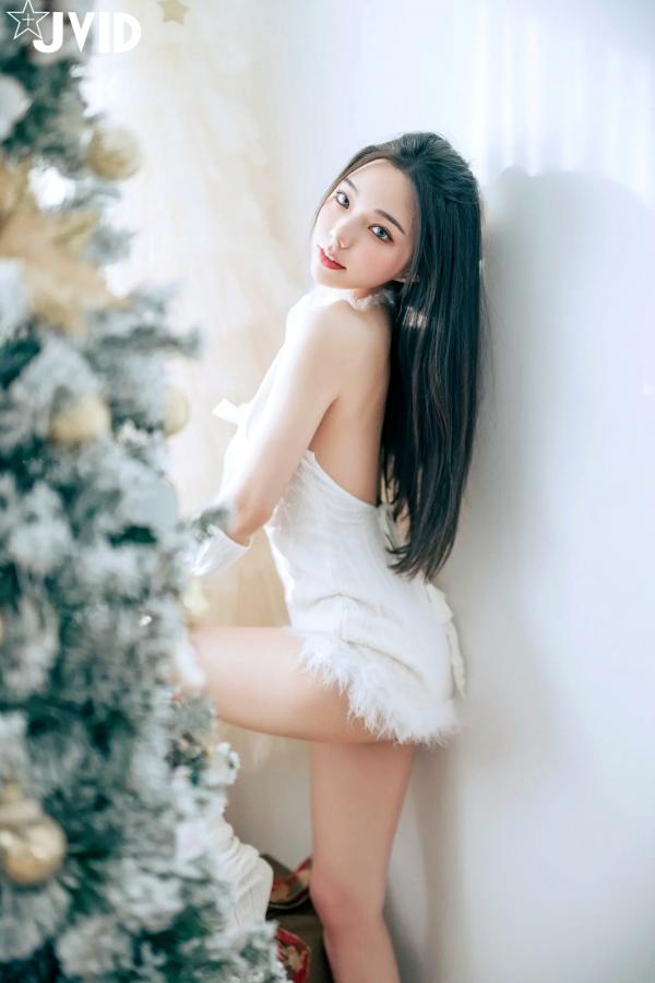    [JVID] 啾啾 - 純白性感圣诞私房写真 纯欲深V美胸甜美诱惑第71张图片