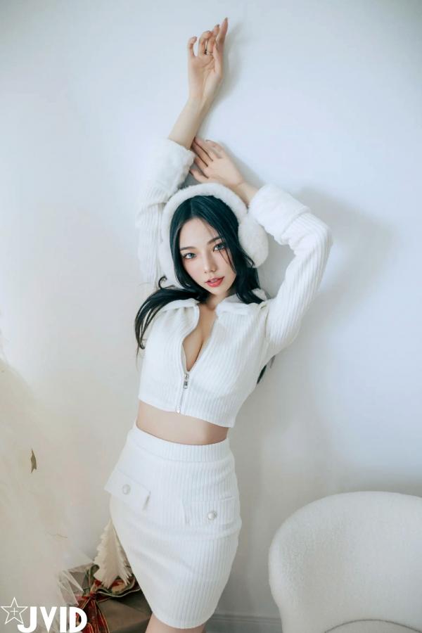    [JVID] 啾啾 - 純白性感圣诞私房写真 纯欲深V美胸甜美诱惑第74张图片