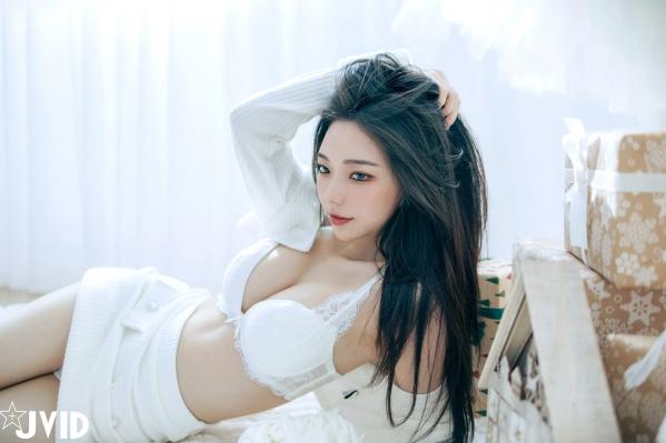    [JVID] 啾啾 - 純白性感圣诞私房写真 纯欲深V美胸甜美诱惑第76张图片
