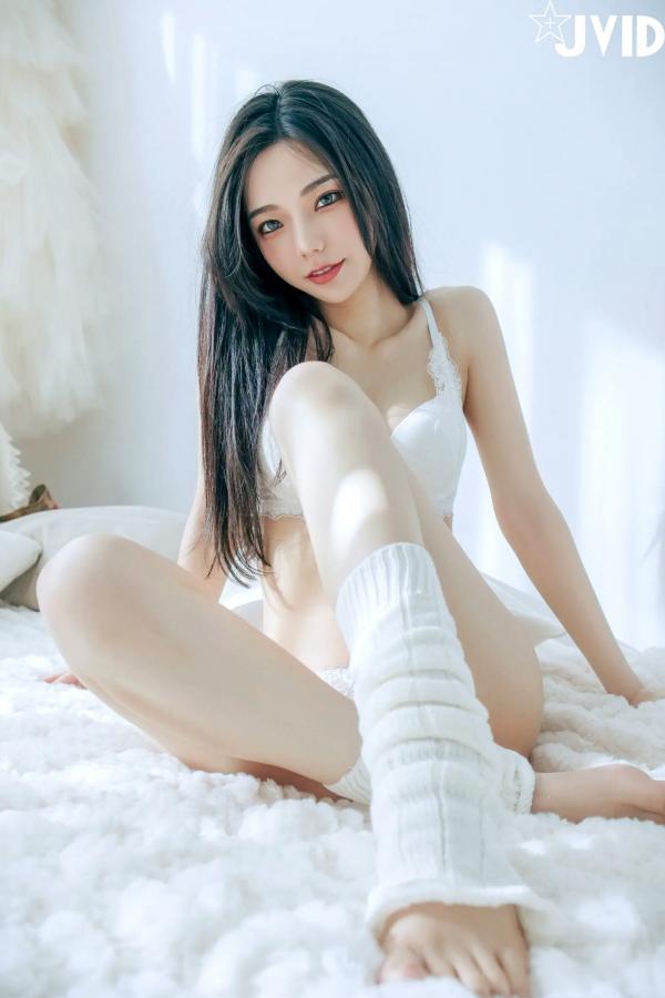    [JVID] 啾啾 - 純白性感圣诞私房写真 纯欲深V美胸甜美诱惑第80张图片