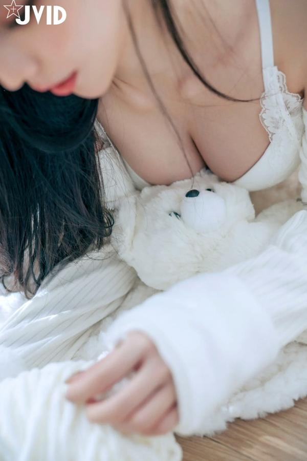    [JVID] 啾啾 - 純白性感圣诞私房写真 纯欲深V美胸甜美诱惑第81张图片