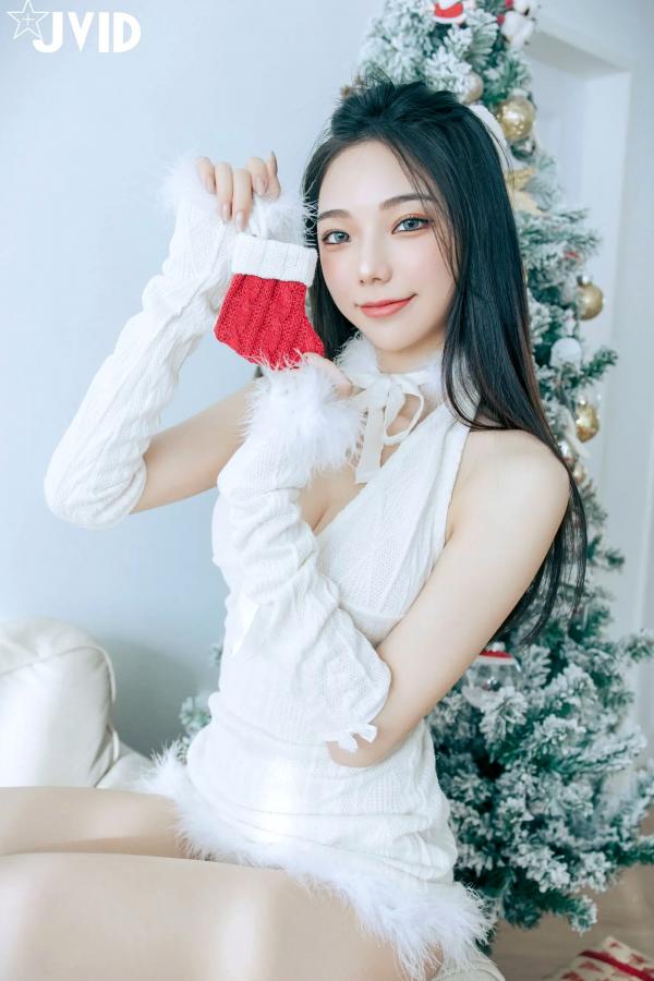    [JVID] 啾啾 - 純白性感圣诞私房写真 纯欲深V美胸甜美诱惑第83张图片