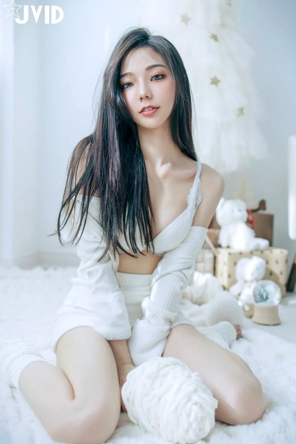    [JVID] 啾啾 - 純白性感圣诞私房写真 纯欲深V美胸甜美诱惑第90张图片