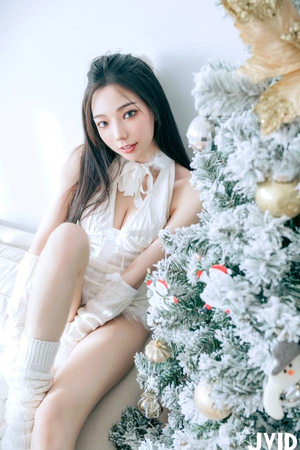    [JVID] 啾啾 - 純白性感圣诞私房写真 纯欲深V美胸甜美诱惑第91张图片