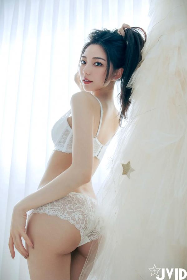    [JVID] 啾啾 - 純白性感圣诞私房写真 纯欲深V美胸甜美诱惑第94张图片
