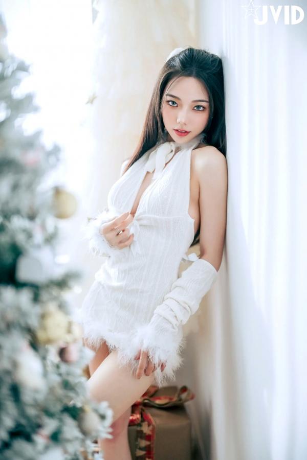    [JVID] 啾啾 - 純白性感圣诞私房写真 纯欲深V美胸甜美诱惑第95张图片