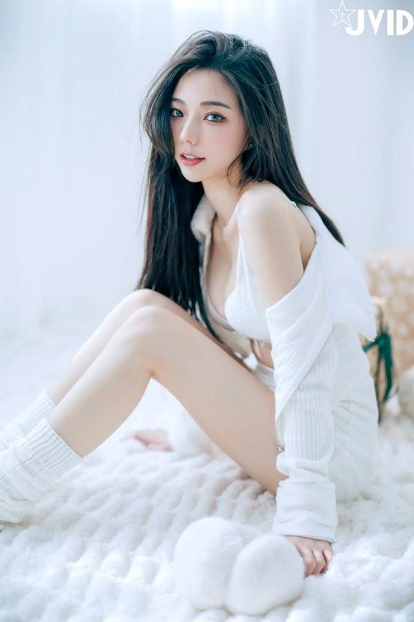    [JVID] 啾啾 - 純白性感圣诞私房写真 纯欲深V美胸甜美诱惑第97张图片