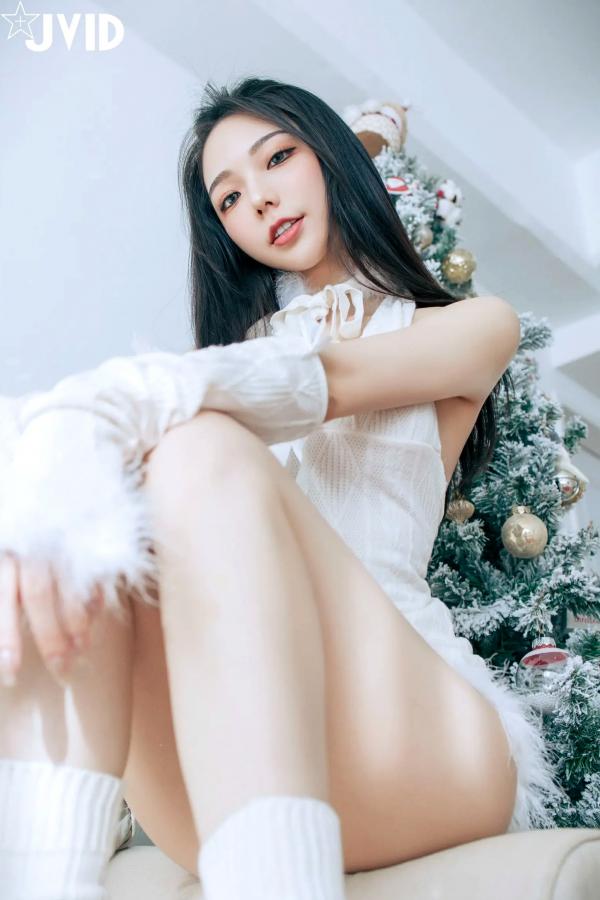    [JVID] 啾啾 - 純白性感圣诞私房写真 纯欲深V美胸甜美诱惑第100张图片