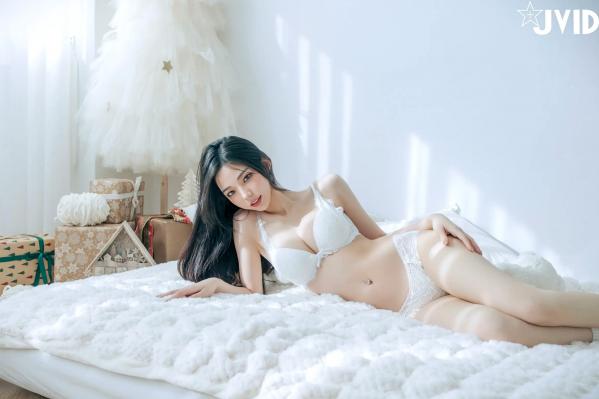    [JVID] 啾啾 - 純白性感圣诞私房写真 纯欲深V美胸甜美诱惑第103张图片
