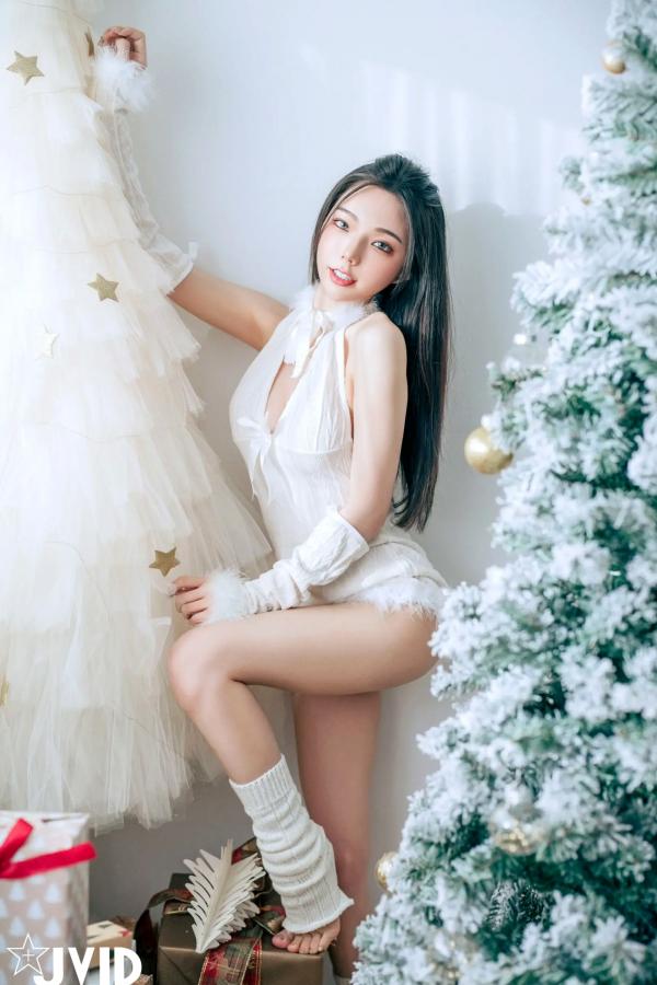    [JVID] 啾啾 - 純白性感圣诞私房写真 纯欲深V美胸甜美诱惑第105张图片