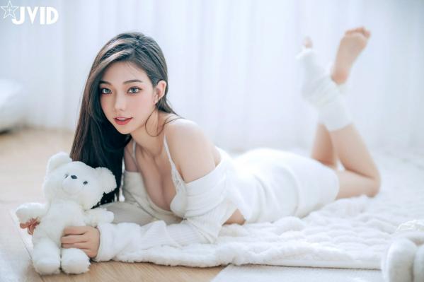    [JVID] 啾啾 - 純白性感圣诞私房写真 纯欲深V美胸甜美诱惑第113张图片