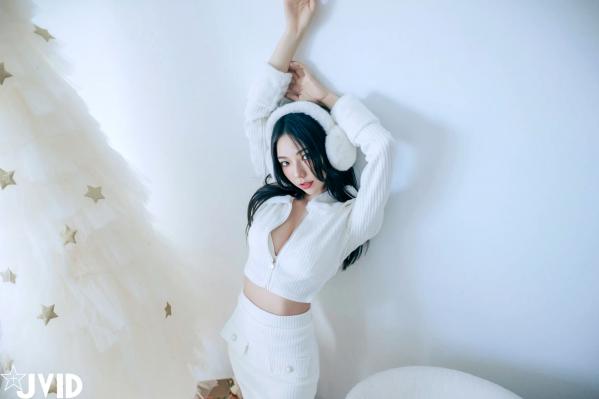    [JVID] 啾啾 - 純白性感圣诞私房写真 纯欲深V美胸甜美诱惑第115张图片