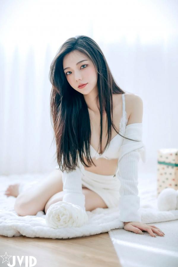    [JVID] 啾啾 - 純白性感圣诞私房写真 纯欲深V美胸甜美诱惑第118张图片