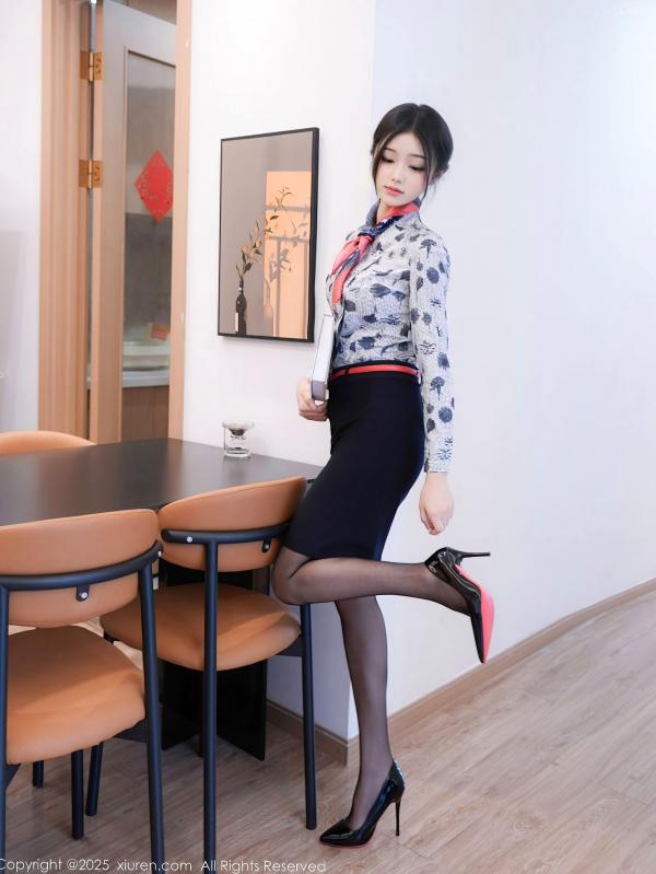    XiuRen秀人网-10579-琉璃ww-空姐裙装制服爆乳黑丝-优雅家居私房美腿写真-2025.07.24第6张图片