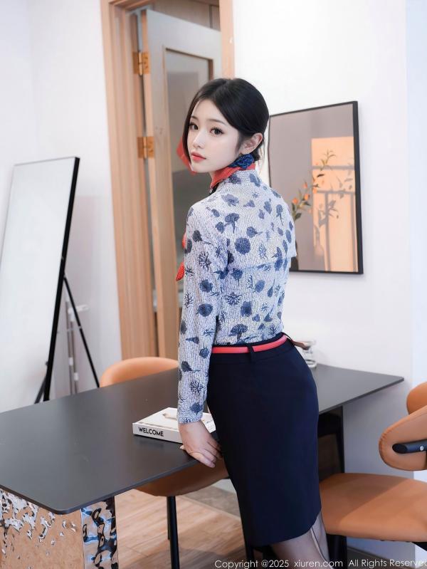    XiuRen秀人网-10579-琉璃ww-空姐裙装制服爆乳黑丝-优雅家居私房美腿写真-2025.07.24第7张图片