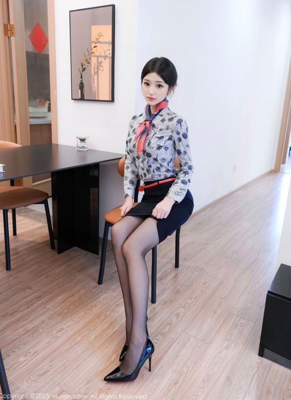    XiuRen秀人网-10579-琉璃ww-空姐裙装制服爆乳黑丝-优雅家居私房美腿写真-2025.07.24第12张图片