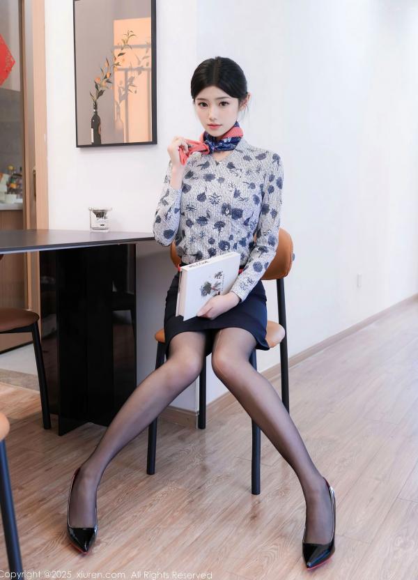    XiuRen秀人网-10579-琉璃ww-空姐裙装制服爆乳黑丝-优雅家居私房美腿写真-2025.07.24第14张图片
