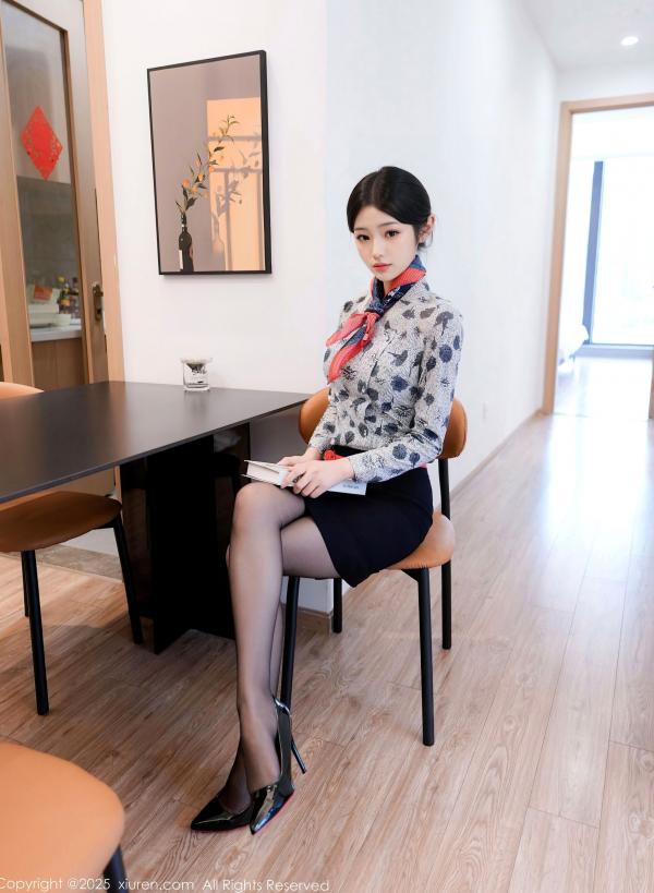    XiuRen秀人网-10579-琉璃ww-空姐裙装制服爆乳黑丝-优雅家居私房美腿写真-2025.07.24第16张图片