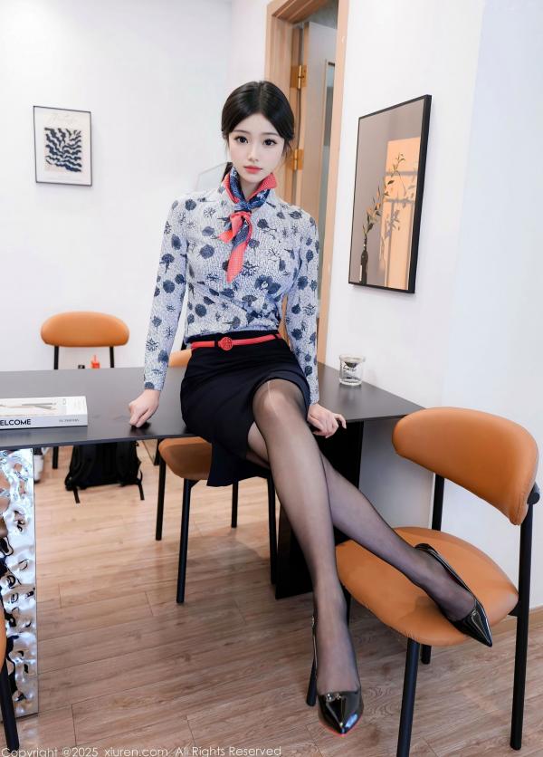    XiuRen秀人网-10579-琉璃ww-空姐裙装制服爆乳黑丝-优雅家居私房美腿写真-2025.07.24第19张图片