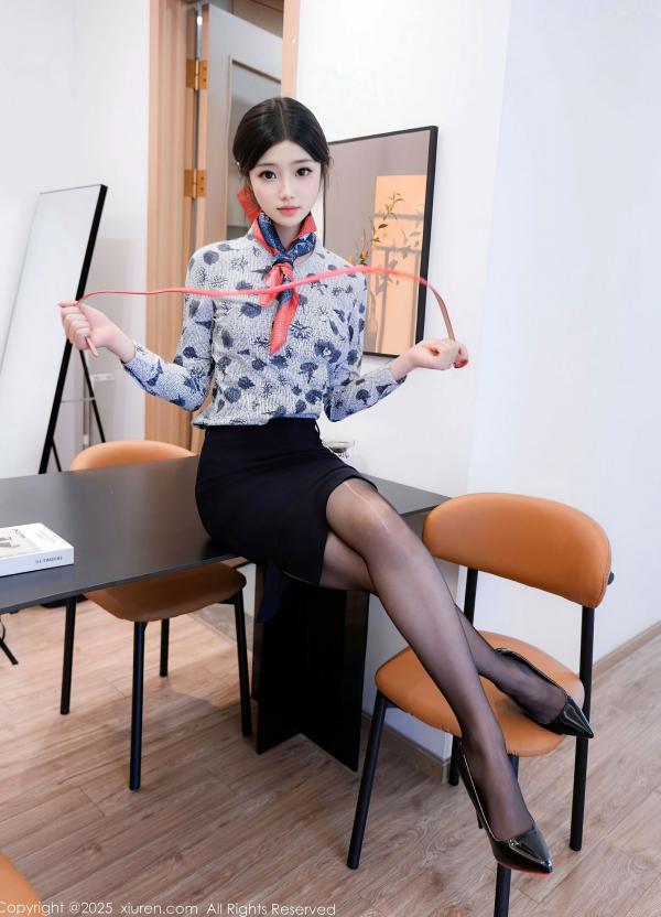    XiuRen秀人网-10579-琉璃ww-空姐裙装制服爆乳黑丝-优雅家居私房美腿写真-2025.07.24第21张图片