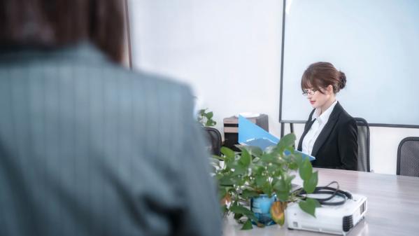    鹿八岁-女上司和女下属第1张图片