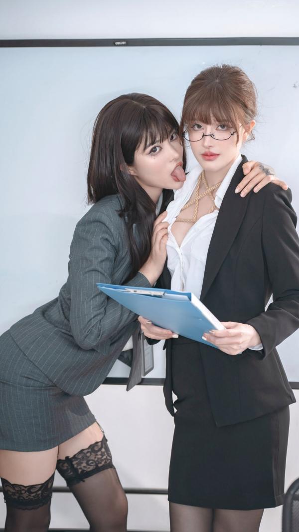    鹿八岁-女上司和女下属第21张图片
