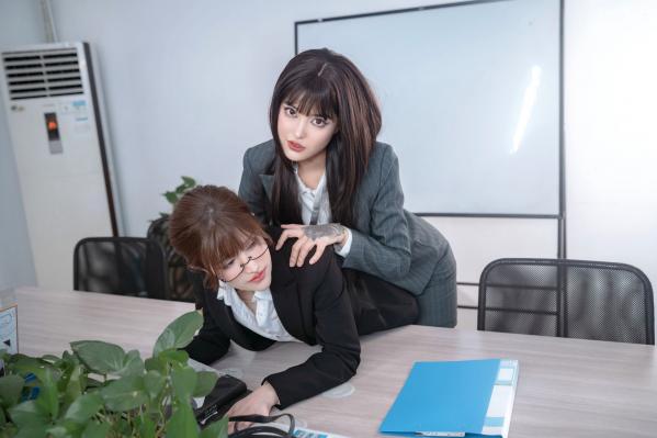    鹿八岁-女上司和女下属第25张图片