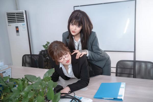    鹿八岁-女上司和女下属第26张图片