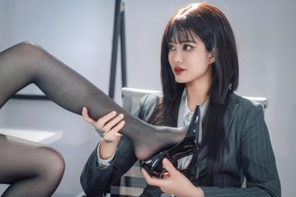    鹿八岁-女上司和女下属第34张图片