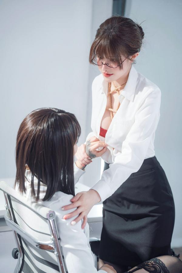    鹿八岁-女上司和女下属第40张图片