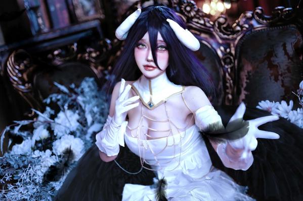    《阿洛洛洛大魔王 - 雅儿贝德》暗黑哥特黑羽魅惑角色扮演写真第2张图片