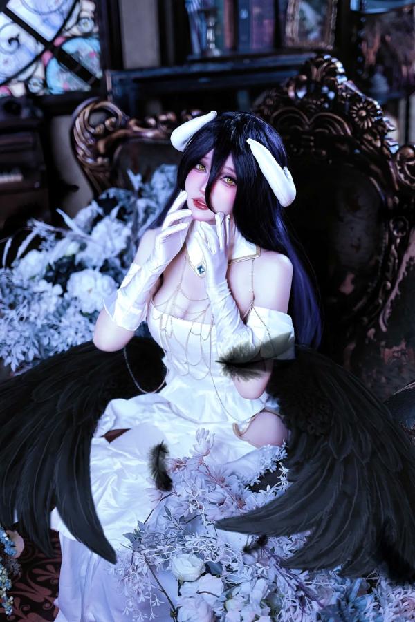    《阿洛洛洛大魔王 - 雅儿贝德》暗黑哥特黑羽魅惑角色扮演写真第4张图片