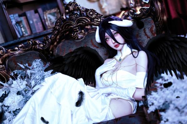    《阿洛洛洛大魔王 - 雅儿贝德》暗黑哥特黑羽魅惑角色扮演写真第7张图片