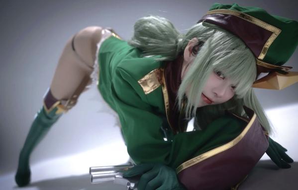    G44不会受伤 - Kiwi Araga 绿发二次元战术萌妹角色扮演性感美腿写真第12张图片