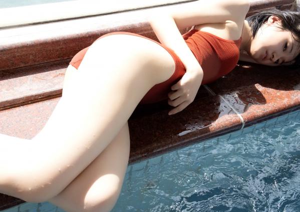    加藤結 - かとゆい、水着始めました。日本清纯女神池畔红色泳装性感写真第52张图片