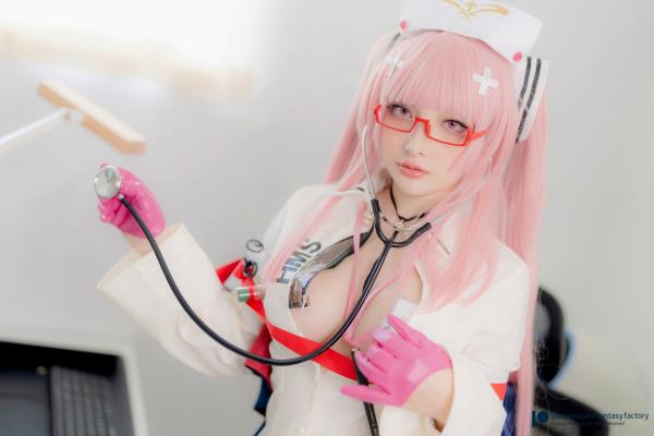    Fantasy-Factory-小丁Ding-碧蓝航线-柏修斯-Perseus-Azur-Lane-粉发护士制服性感COS写真第10张图片