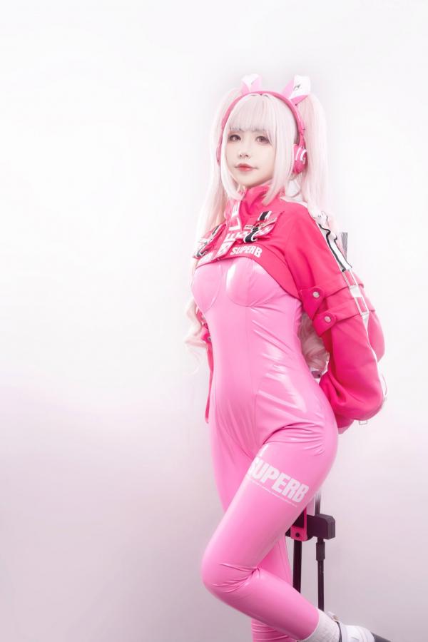    爆机少女喵小吉-NIKKE胜利女神爱丽丝COS写真 粉色紧身皮衣萌系性感美图第2张图片
