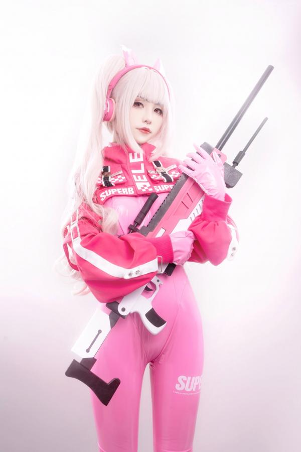    爆机少女喵小吉-NIKKE胜利女神爱丽丝COS写真 粉色紧身皮衣萌系性感美图第3张图片