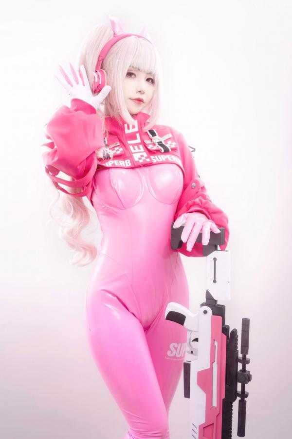    爆机少女喵小吉-NIKKE胜利女神爱丽丝COS写真 粉色紧身皮衣萌系性感美图第5张图片