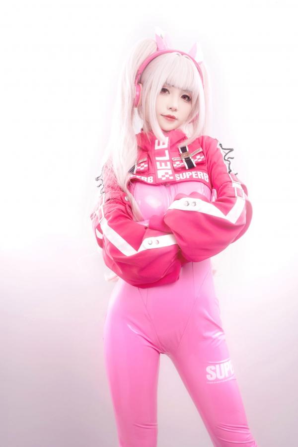    爆机少女喵小吉-NIKKE胜利女神爱丽丝COS写真 粉色紧身皮衣萌系性感美图第16张图片