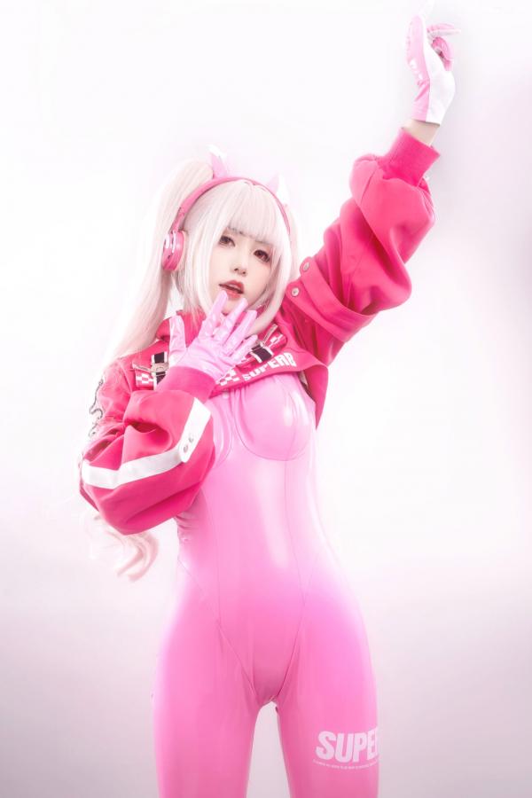    爆机少女喵小吉-NIKKE胜利女神爱丽丝COS写真 粉色紧身皮衣萌系性感美图第20张图片