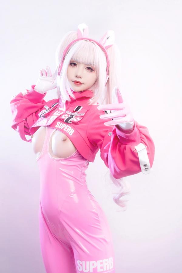    爆机少女喵小吉-NIKKE胜利女神爱丽丝COS写真 粉色紧身皮衣萌系性感美图第43张图片