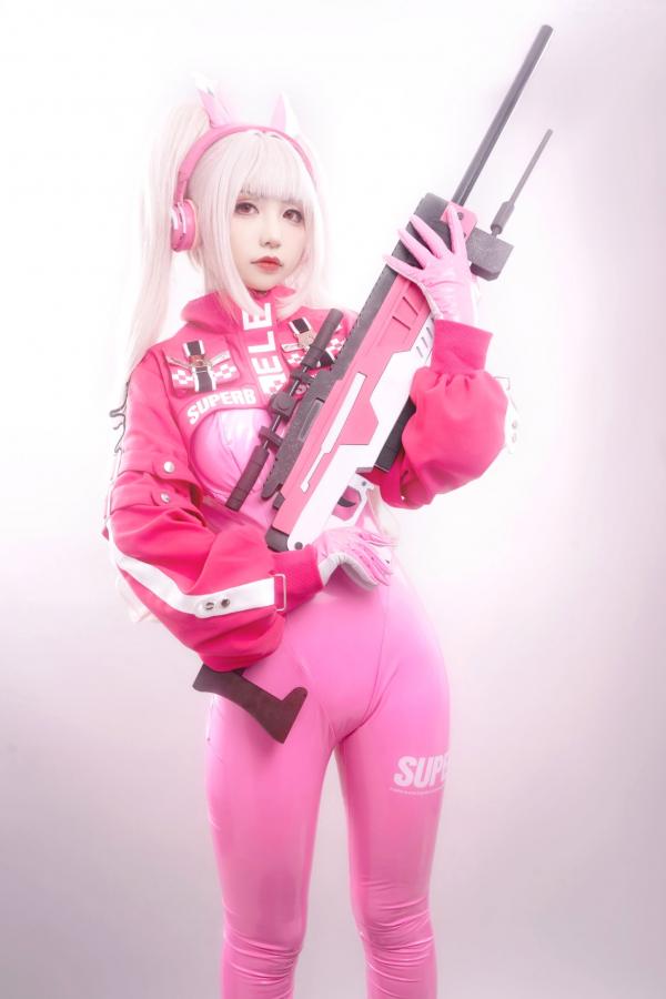    爆机少女喵小吉-NIKKE胜利女神爱丽丝COS写真 粉色紧身皮衣萌系性感美图第45张图片