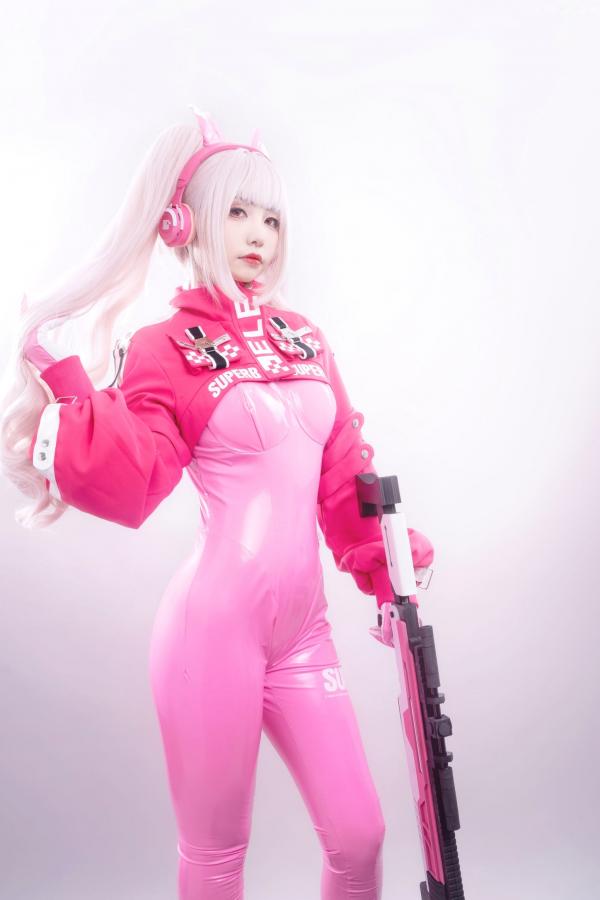    爆机少女喵小吉-NIKKE胜利女神爱丽丝COS写真 粉色紧身皮衣萌系性感美图第48张图片