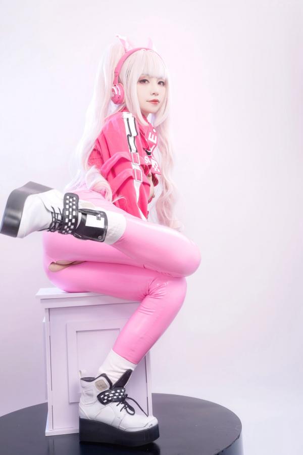    爆机少女喵小吉-NIKKE胜利女神爱丽丝COS写真 粉色紧身皮衣萌系性感美图第53张图片