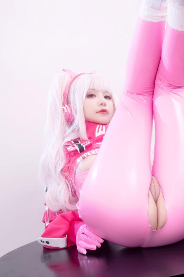    爆机少女喵小吉-NIKKE胜利女神爱丽丝COS写真 粉色紧身皮衣萌系性感美图第65张图片